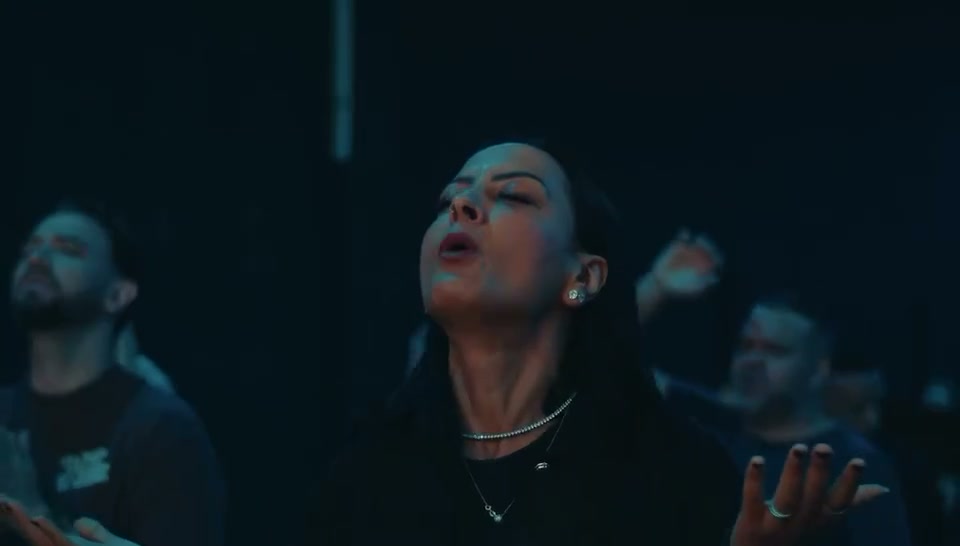 Mulher adorando com a mão estendida