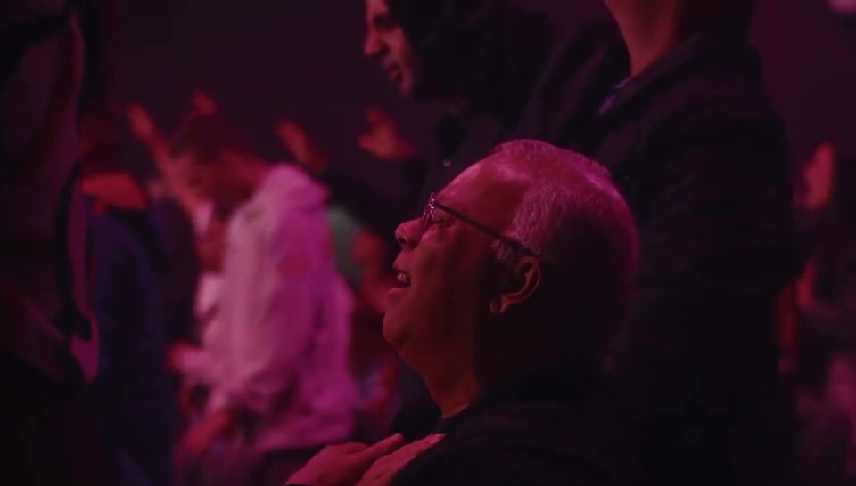 Homem cantando em adoração no meio da igreja